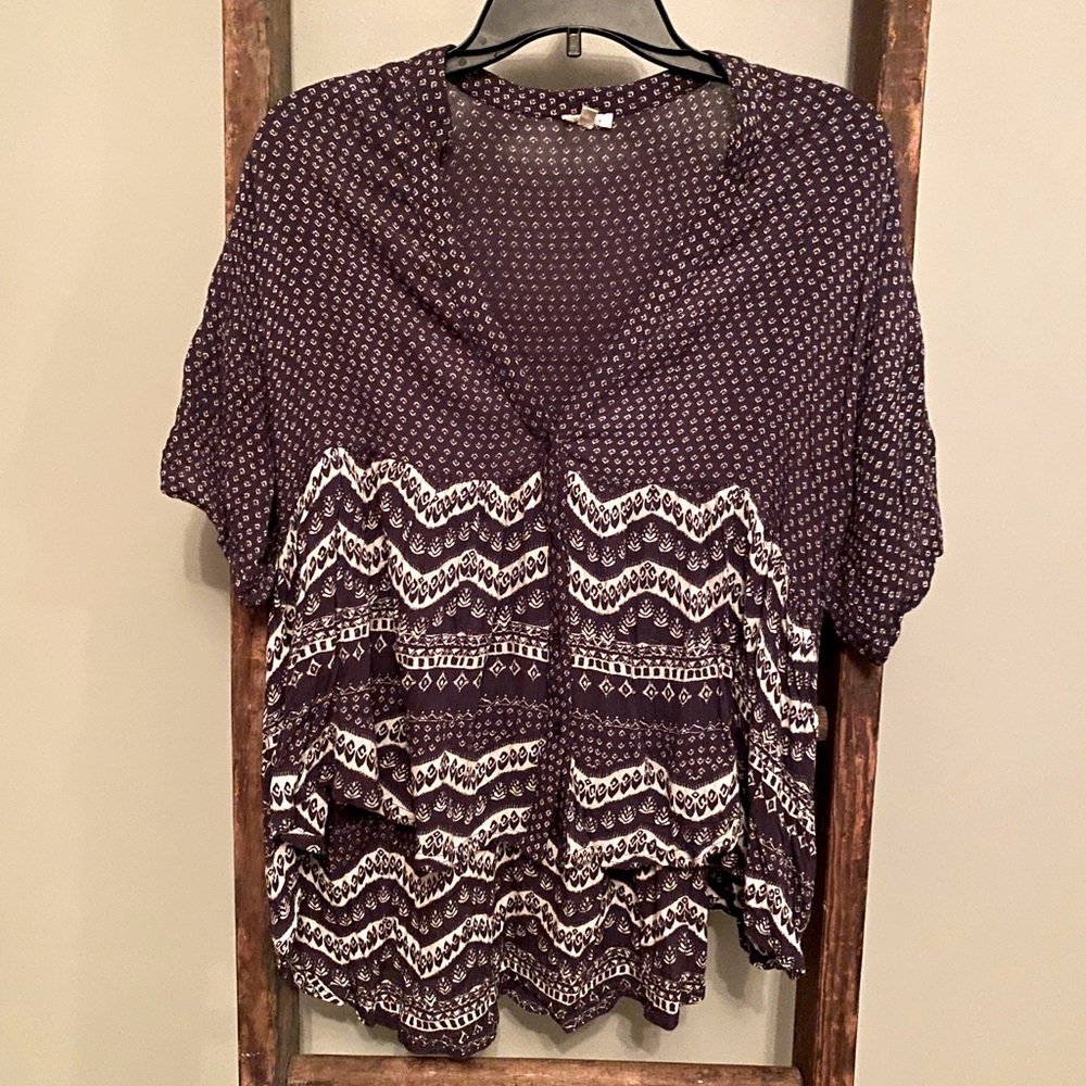En Creme hi-low short sleeve button down blouse size L
